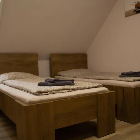 Fitt Maganszallashely ゲストハウス Sásd