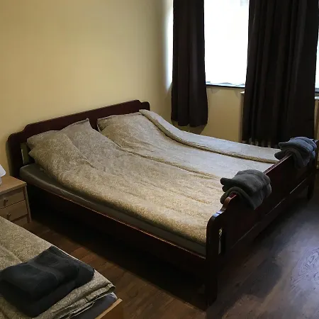 Fitt Maganszallashely ゲストハウス Sásd